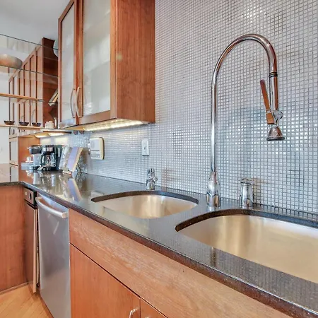 Sky Suite At 300 Drayton-3